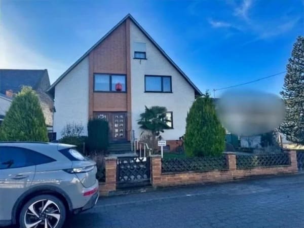 Immobilie in Polch - Freistehendes Einfamilienhaus mit viel Platz, Garten und 2 Garagen - Bild 1