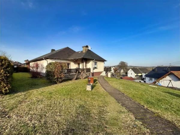Immobilie in Meudt - Viel Platz. Viele Möglichkeiten - Winkelbungalow mit Einliegerwohnung - Bild 0