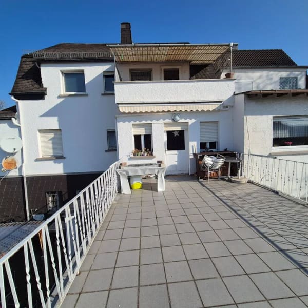 Immobilie in Brechen - EFH mit ELW, Dachterrasse, unverbaubarem Fernblick, gr.Garage - Bild 0
