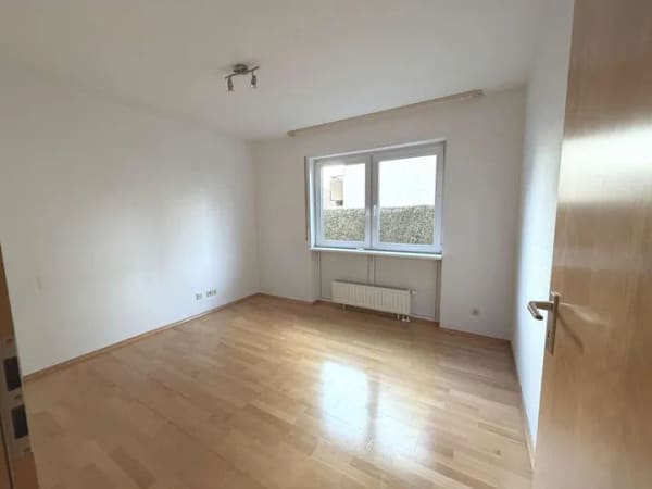 Immobilie in Wolfschlugen - SOFORT EINZIEHEN, MIT WÄRMEPUMPE & NEUWERTIGEM BAD : Junge 4-Zimmer-WHG in TOP Zustand! - Bild 2
