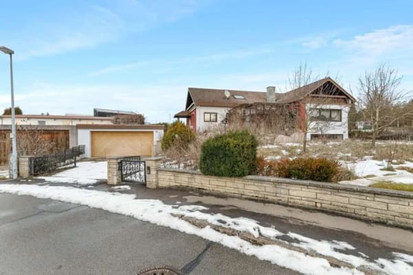 Immobilie in Trochtelfingen - Gehobenes Wohnhaus mit 255 m² Wfl., Indoor-Pool & Sauna – zum Gestalten - Bild 0