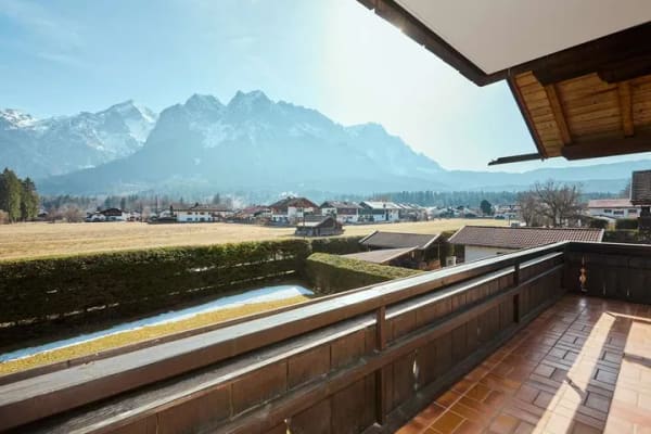 Immobilie in Grainau - Logenplatz Grainau: 2-Zimmer-Juwel mit unverbaubarem Panoramablick & XXL-Sonnenbalkon - Bild 0