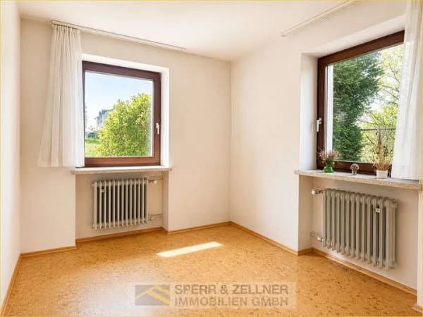Immobilie in Dorfen - Dorfen - 8-Zimmer-Einfamilienhaus mit Garten, Garage und Potential - Bild 2