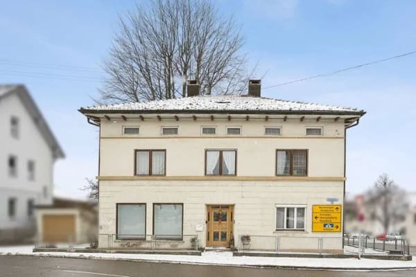 Immobilie in Markt Rettenbach - Wohnhaus mit Charakter:
 7 Zimmer, Wintergarten und Garage in zentraler Lage - Bild 0