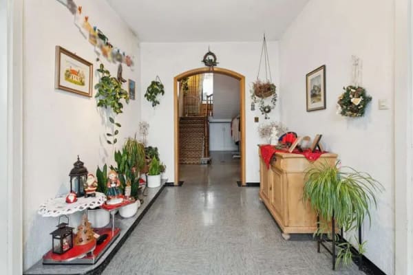 Immobilie in Markt Rettenbach - Wohnhaus mit Charakter:
 7 Zimmer, Wintergarten und Garage in zentraler Lage - Bild 1