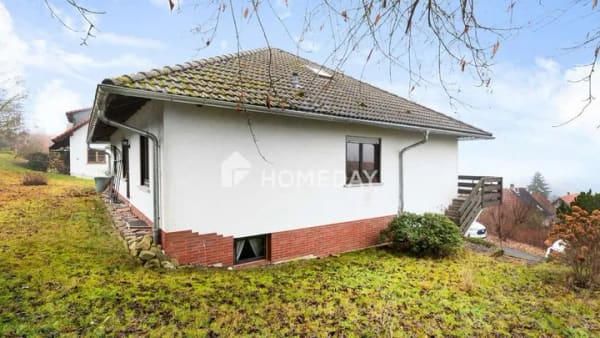 Immobilie in Gersfeld - Attraktives Einfamilienhaus mit Einlieger-Fewo, Hanglage, Doppelgarage & großem Grundstück - Bild 2