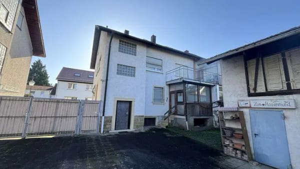 Immobilie in Weingarten - KOMPLETT FREI! Zweifamilienhaus mit Ausbaupotential im DG und Garten zentral in Weingarten! - Bild 1