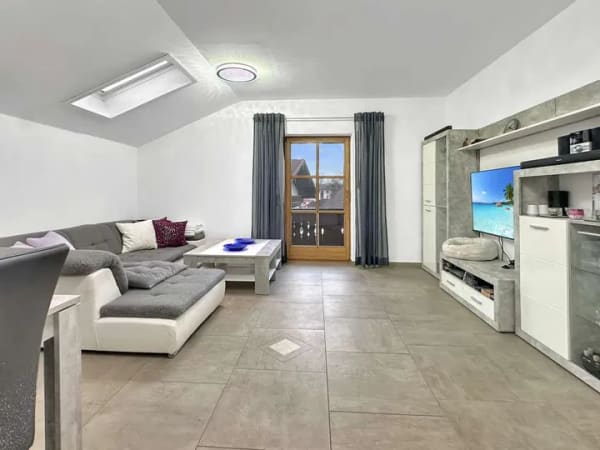 Immobilie in Raubling - Gepflegte 3-Zi.-Dachgeschosswohnung mit Balkon, Bergblick und EBK in Raubling - Bild 0