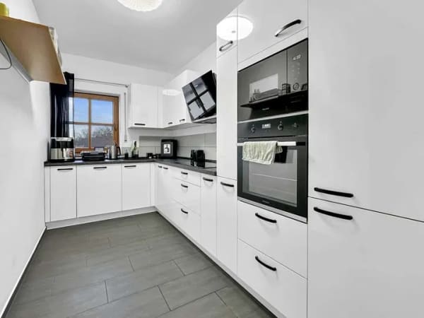 Immobilie in Raubling - Gepflegte 3-Zi.-Dachgeschosswohnung mit Balkon, Bergblick und EBK in Raubling - Bild 2