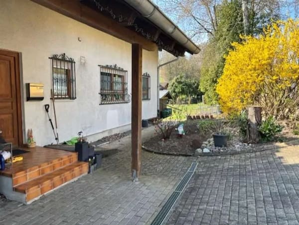 Immobilie in Wutöschingen - Attraktives Einfamilienhaus in sonniger, ruhiger Sackgassenlage am Ortsrand – mit 2 Garagen, Carp... - Bild 1