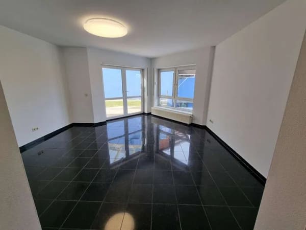 Immobilie in Deining - Frisch renovierte, ruhige Erdgeschoss-Wohnung mit Terrasse, großem Gartenanteil und 2 Stellplätzen - Bild 4