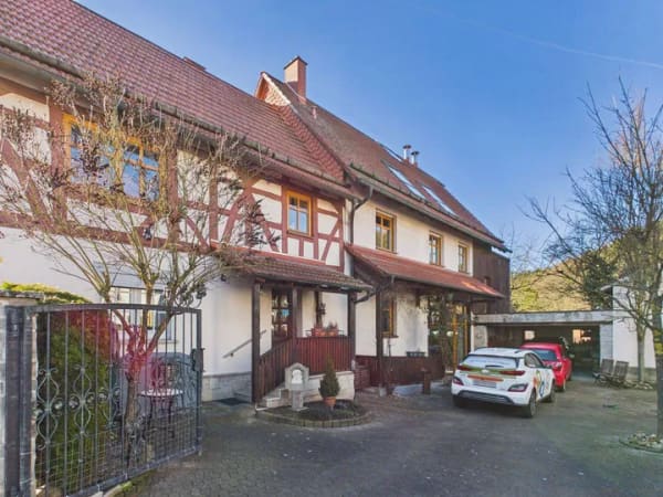 Immobilie in Ronshausen - Gehobenes Wohnensemble mit Architektenhaus-Charakter, vermieteter Einheit, Garten und Doppelgarage - Bild 0