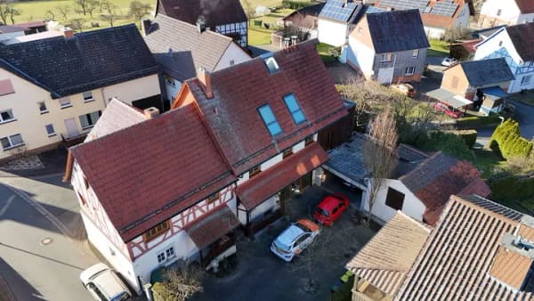 Immobilie in Ronshausen - Gehobenes Wohnensemble mit Architektenhaus-Charakter, vermieteter Einheit, Garten und Doppelgarage - Bild 1