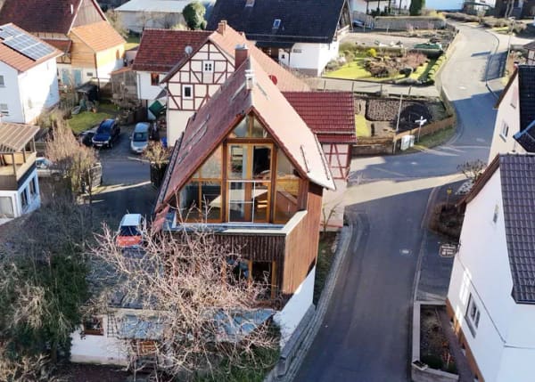 Immobilie in Ronshausen - Gehobenes Wohnensemble mit Architektenhaus-Charakter, vermieteter Einheit, Garten und Doppelgarage - Bild 2