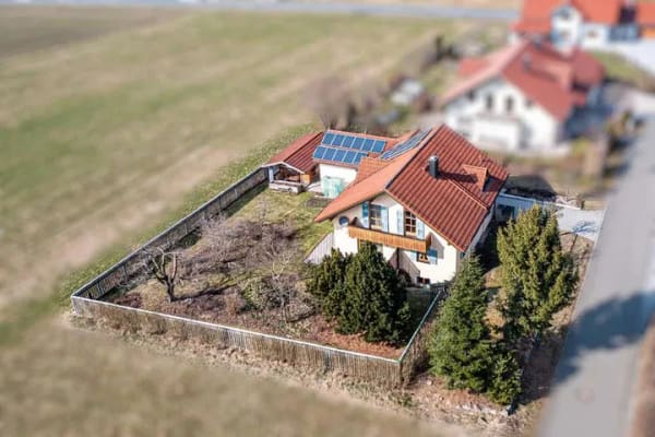 Immobilie in Schönthal - Großzügiges Zuhause mit umzäunten Gartengrundstück und vielseitigem Studio - Bild 3