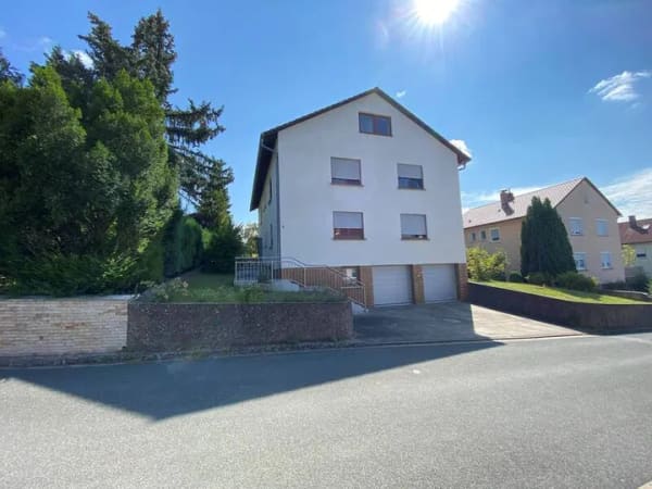 Immobilie in Seßlach - Zweifamilienhaus mit Ausbaupotential in ruhiger Lage von Seßlach - Bild 0