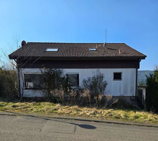 Immobilie in Gondelsheim - Gondelsheim: Freistehendes Einfamilienhaus mit ELW, Doppelgarage, Werkstatt, großer Garten, Terrasse - Bild 0