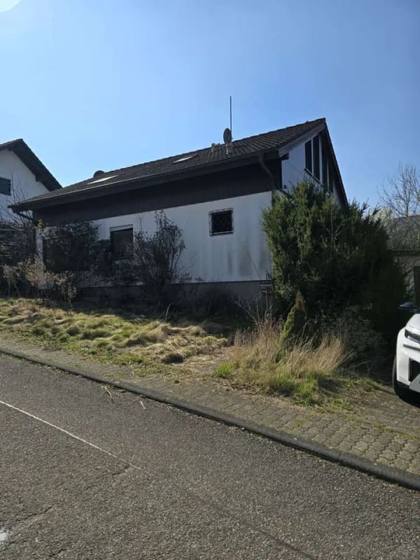 Immobilie in Gondelsheim - Gondelsheim: Freistehendes Einfamilienhaus mit ELW, Doppelgarage, Werkstatt, großer Garten, Terrasse - Bild 2