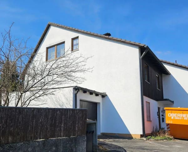 Immobilie in Altötting - Altötting- Süd, Reiheneckhaus mit Einliegerwohnung mit ca. 170m2 Wfl. In ruhiger und gepflegter Wohnlage. - Bild 1