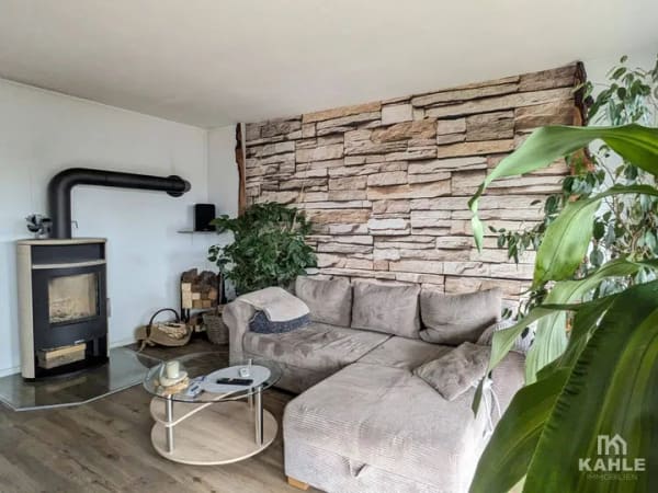 Immobilie in Sassenberg - Kaufobjekt: Großzügige, energetisch sanierte Wohnung im OG mit Kaminofen und Garage in Sassenberg - Bild 1