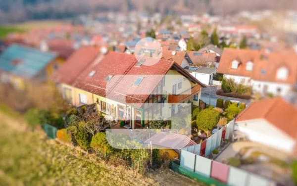 Immobilie in Aidenbach - Grün. Ruhig. Besonders. – DHH mit traumhaft angelegtem Garten in Aidenbach - Bild 0