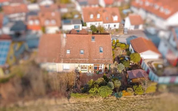 Immobilie in Aidenbach - Grün. Ruhig. Besonders. – DHH mit traumhaft angelegtem Garten in Aidenbach - Bild 2