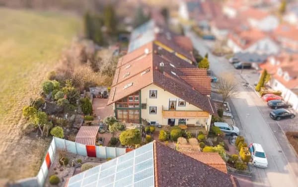 Immobilie in Aidenbach - Grün. Ruhig. Besonders. – DHH mit traumhaft angelegtem Garten in Aidenbach - Bild 3