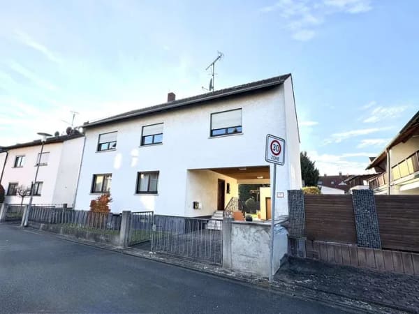 Immobilie in Hösbach - Zweifamilienhaus mit Garten und Balkon in Hösbach - Bild 0