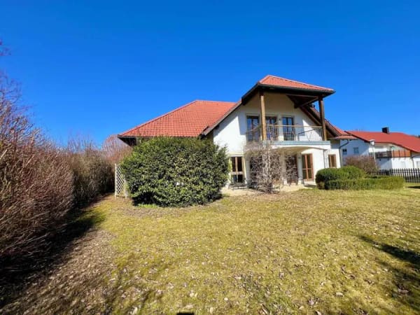 Immobilie in Ergoldsbach - Viel Platz zum Wohlfühlen - Einfamilienhaus mit Garten und Wintergarten - Bild 0