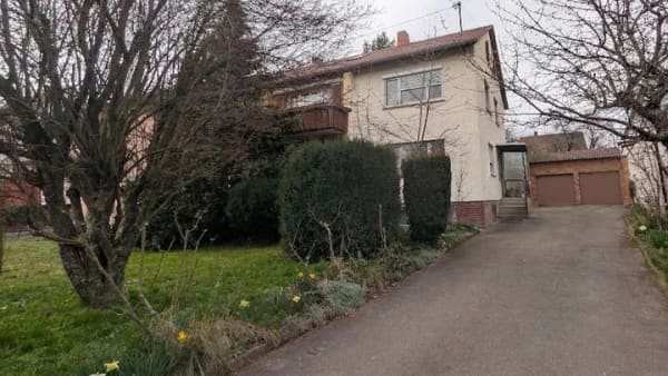 Immobilie in Weil im Schönbuch - Mehrfamilienhaus mit großem Grundstück mit Entwicklungspotenzial - ideal für Bauträger, Investoren - Bild 1