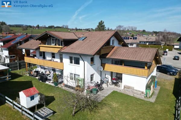 Immobilie in Immenstadt im Allgäu - Gepflegtes Dreifamilienhaus mit freier Dachgeschosswohnung und attraktivem Entwicklungspotenzial
 - Bild 0