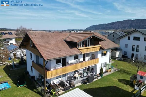 Immobilie in Immenstadt im Allgäu - Gepflegtes Dreifamilienhaus mit freier Dachgeschosswohnung und attraktivem Entwicklungspotenzial
 - Bild 1