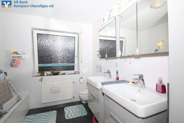 Immobilie in Immenstadt im Allgäu - Gepflegtes Dreifamilienhaus mit freier Dachgeschosswohnung und attraktivem Entwicklungspotenzial
 - Bild 4