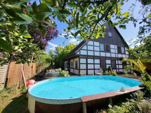 Immobilie in Dallgow-Döberitz - Familientraum mit Wellnessfaktor auf Pferdehof! Kamin • Sauna • Jacuzzi • Pool • Gästehaus - Bild 1