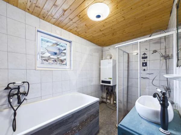 Immobilie in Emden - Handwerker aufgepasst! Sanierungsbedürftige Doppelhaushälfte mit großem Grundstück - Bild 1