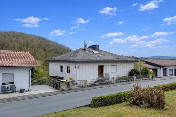 Immobilie in Aßlar - Großzügiges Einfamilienhaus mit Indoor-Pool, Sauna in traumhafter LAGE von Aßlar!! - Bild 0