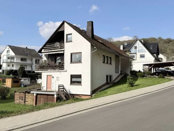 Immobilie in Dahlheim - Solides Wohnhaus mit 2 Wohneinheiten und weitläufigem Gartenparadies - Bild 2