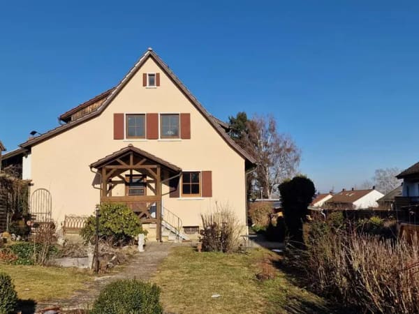 Immobilie in Heinersreuth - Gemütliches Eigenheim mit Flair
2 Wohnungen sind möglich
Ruhige, zurück versetzte Lage
Bezugsfrei - Bild 1
