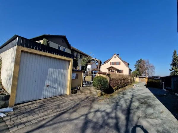 Immobilie in Heinersreuth - Gemütliches Eigenheim mit Flair
2 Wohnungen sind möglich
Ruhige, zurück versetzte Lage
Bezugsfrei - Bild 2