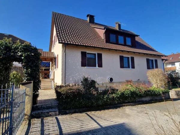 Immobilie in Heinersreuth - Gemütliches Eigenheim mit Flair
2 Wohnungen sind möglich
Ruhige, zurück versetzte Lage
Bezugsfrei - Bild 3