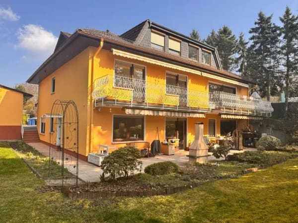 Immobilie in Taunusstein - VIELSEITIGE NUTZUNGSMÖGLICHKEITEN - 3 EINHEITEN IM HAUS / 3 GARAGEN UND CA. 1300 QM GRUNDSTÜCK - Bild 0