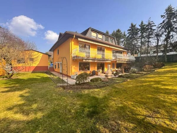 Immobilie in Taunusstein - VIELSEITIGE NUTZUNGSMÖGLICHKEITEN - 3 EINHEITEN IM HAUS / 3 GARAGEN UND CA. 1300 QM GRUNDSTÜCK - Bild 1