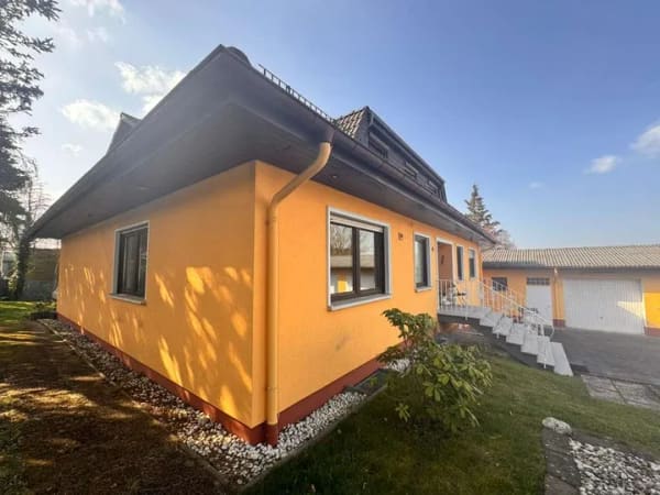 Immobilie in Taunusstein - VIELSEITIGE NUTZUNGSMÖGLICHKEITEN - 3 EINHEITEN IM HAUS / 3 GARAGEN UND CA. 1300 QM GRUNDSTÜCK - Bild 2