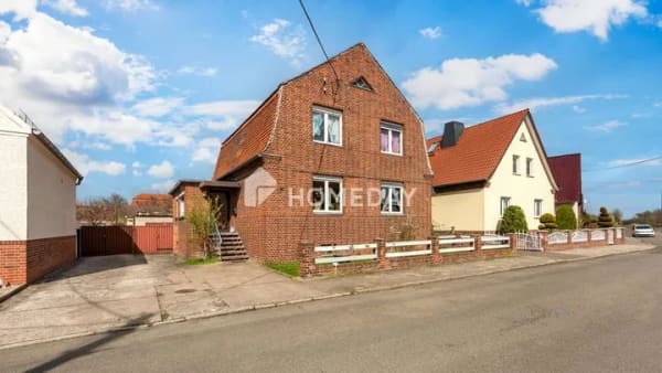 Immobilie in Genthin - Solides EFH mit Innenhof, Garage, Nebenhaus und großem Garten in ruhiger Umgebung - Bild 0