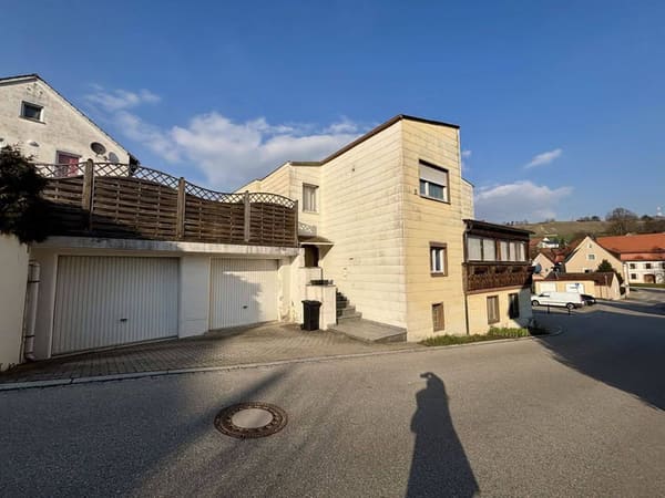 Immobilie in Heidenheim - Mehrfamilienhaus mit 3 Wohneinheiten und 3 Garagen - Bild 1