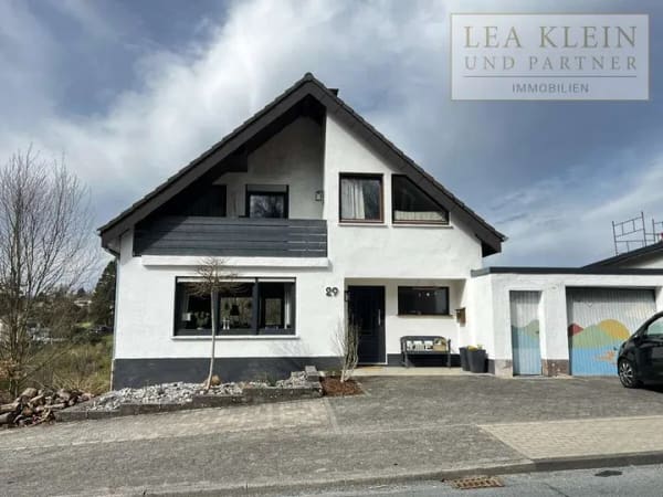 Immobilie in Drolshagen - Charmantes Einfamilienhaus mit Einliegerwohnung, Balkon & traumhafter Aussichtslage  - Drolshagen - Bild 0