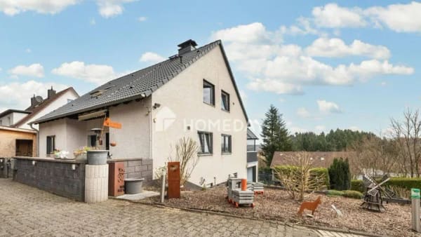 Immobilie in Halver - Raum für Familie, Generationen und Zukunft! Gepflegtes Zweifamilienhaus mit moderner Ausstattung - Bild 0