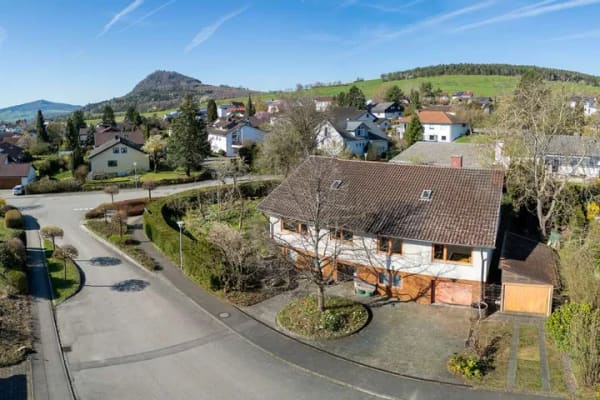 Immobilie in Engen - Familienhaus voller Licht, Wintergärten und weitem Blick - Bild 0