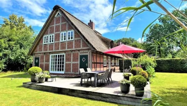 Immobilie in Amelinghausen - -PROVISIONSFREI-  Endreihenhaus im modernen, klassischen Landhausstil. Wohnen unter Reet.  - Bild 0