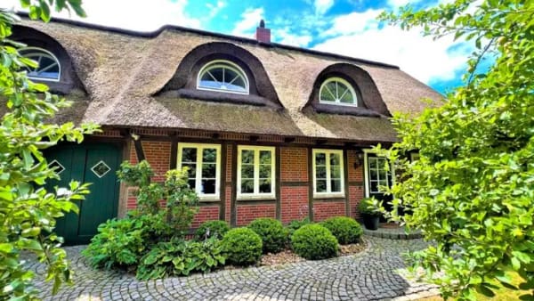 Immobilie in Amelinghausen - -PROVISIONSFREI-  Endreihenhaus im modernen, klassischen Landhausstil. Wohnen unter Reet.  - Bild 1